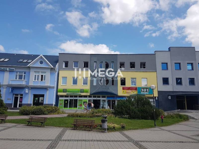 NA PRENÁJOM - obchodný priestor v OD Laborec, pešia zóna mesta Humenné - Obchodné priestory na Nám. slobody v Humennom s obchodmi a zeleňou pred budovami.