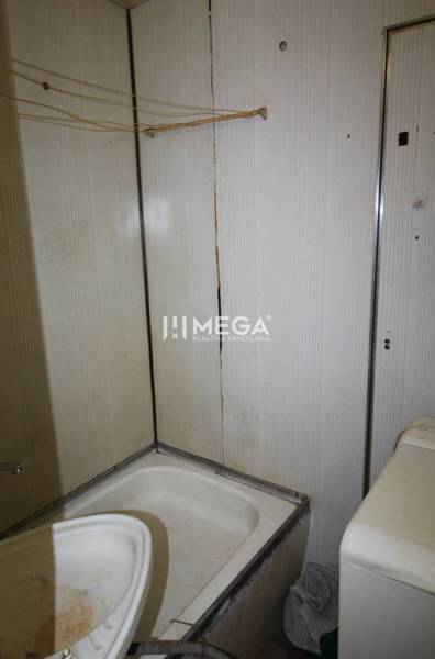 NA PRENÁJOM - Garsónka v pôvodnom stave na Sídlisku III v meste Humenn - Kúpeľňa s umývadlom a vaňou v rekreačnom apartmáne, priestor na renováciu.