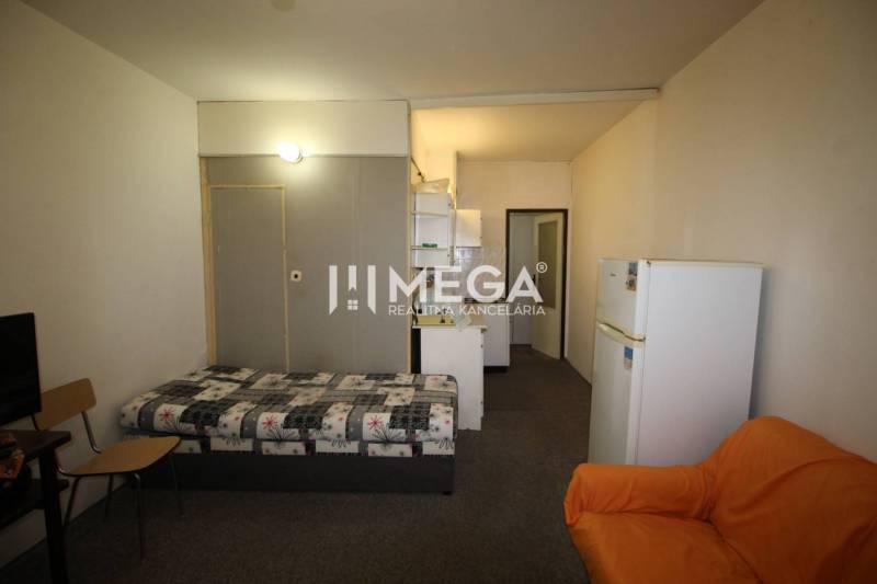 NA PRENÁJOM - Garsónka v pôvodnom stave na Sídlisku III v meste Humenn - Jednoposteľová izba v rekreačnom apartmáne s kuchynskou linkou a chladničkou.