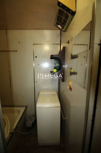 NA PRENÁJOM - Garsónka v pôvodnom stave na Sídlisku III v meste Humenn - Kúpeľňa v rekreačnom apartmáne je vybavená práčkou a vaňou.