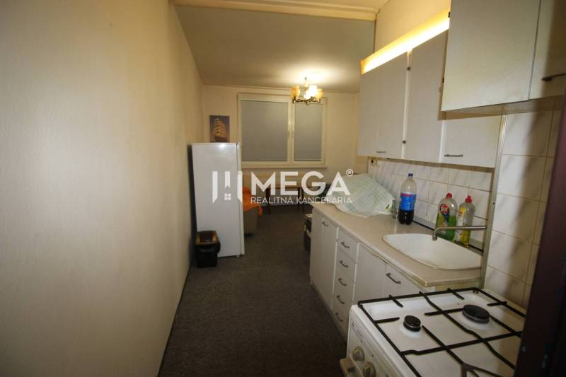 NA PRENÁJOM - Garsónka v pôvodnom stave na Sídlisku III v meste Humenn - Kuchyňa v Rekreačnom apartmáne s plynovým sporákom, linkou a kobercom na podlahe.