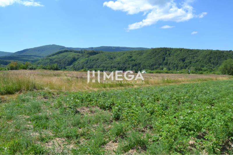 PREDAJ POZEMKU Zemplínske Hámre (2918 m2) - Pozemky - bývanie v Zemplínskych Hámroch, obklopené zelenými kopcami a modrou oblohou.