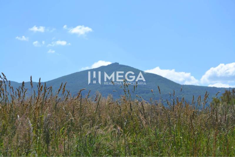 PREDAJ POZEMKU Zemplínske Hámre (2918 m2) - Horská scenéria v Zemplínskych Hámroch s pozemkami vhodnými na bývanie, modrá obloha.