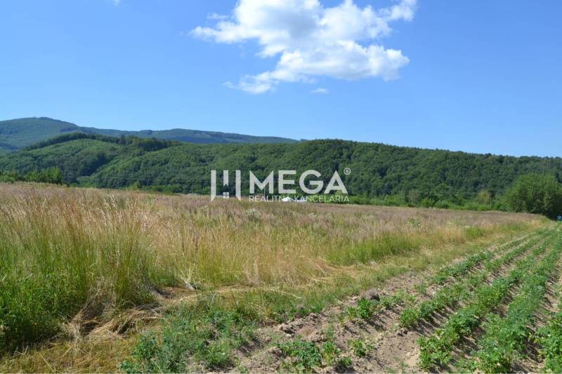PREDAJ POZEMKU Zemplínske Hámre (2918 m2) - Pozemky - bývanie v Zemplínskych Hámroch s výhľadom na okolitú krajinu a kopce.