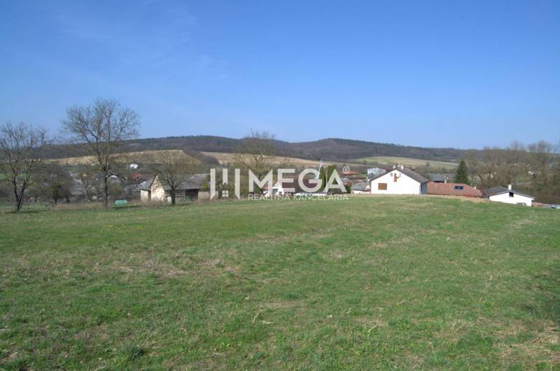 ZNÍŽENIE CENY-PREDAJ VEĽKÉHO POZEMKU (7.048 m2) v  obci Tovarnianska P - Pozemky na bývanie v Tovarnianskej Polianke s výhľadom na kopce a dedinu.