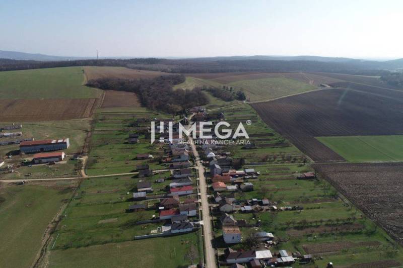 ZNÍŽENIE CENY-PREDAJ VEĽKÉHO POZEMKU (7.048 m2) v  obci Tovarnianska P - Letecký pohľad na pozemky v Tovarnianskej Polianke, vhodné na bývanie.