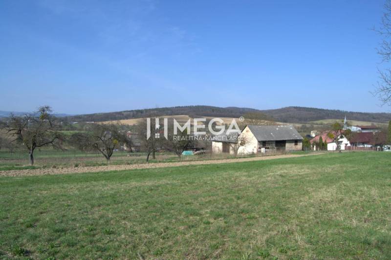 ZNÍŽENIE CENY-PREDAJ VEĽKÉHO POZEMKU (7.048 m2) v  obci Tovarnianska P - Krajina v Tovarnianskej Polianke s rozľahlými pozemkami - bývanie a vidieckym domom.
