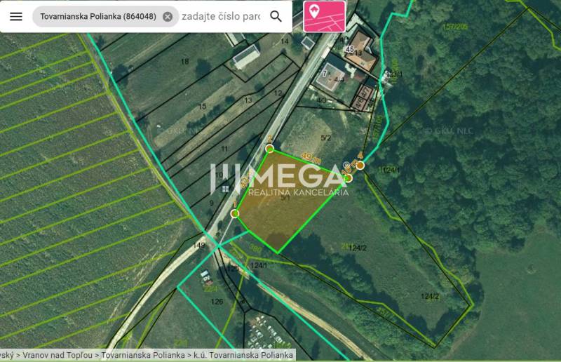 ZNÍŽENIE CENY-PREDAJ VEĽKÉHO POZEMKU (7.048 m2) v  obci Tovarnianska P - Letecký pohľad na pozemky - bývanie v Tovarnianskej Polianke obklopené cestou a políčkami.