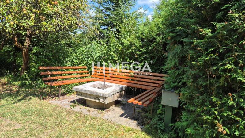 PREDAJ REKREAČNEJ CHATY NA DOMAŠI časť DOBRÁ - Rošt pod stromom obklopený lavičkami na chate pri Vodárenskej ulici v Kvakovciach.