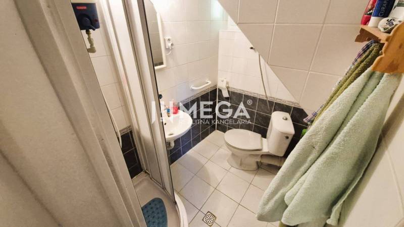 PREDAJ REKREAČNEJ CHATY NA DOMAŠI časť DOBRÁ - Kúpeľňa v chate so sprchovacím kútom, toaletou a bielymi obkladačkami.