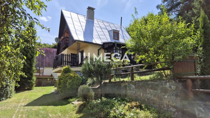 PREDAJ REKREAČNEJ CHATY NA DOMAŠI časť DOBRÁ - Chata na Vodárenskej ulici v Kvakovciach, v zeleni s kamenným plotom a záhradou.