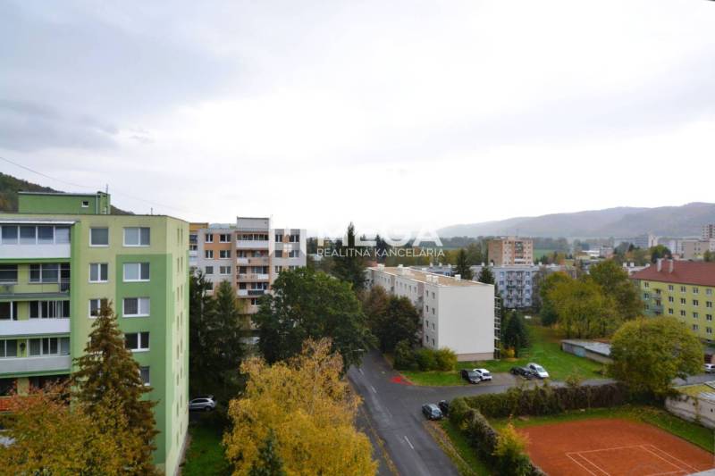 PRENÁJOM 3-izbového bytu v HUMENNOM ul. Osloboditeľov - Ulica Osloboditeľov v Humennom ponúka výhľad na okolitú zástavbu a zeleň.