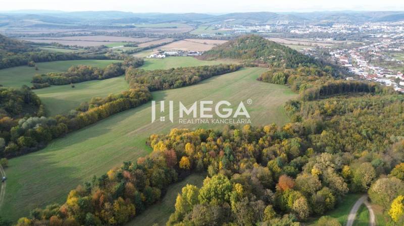 Predaj investičného pozemku v obci Jasenov - Letecký pohľad na zvláštne nehnuteľnosti v Jasenove s rozsiahlou krajinnou scenériou.
