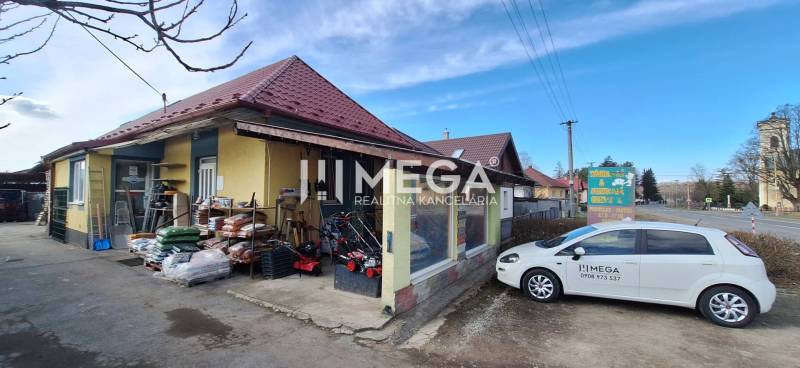NA PREDAJ  Zabehnutá prevádzka v obci Kamenica nad Cirochou - Obchodné priestory na ulici Osloboditeľov 193, Kamenica nad Cirochou, s vystaveným záhradným náradím.