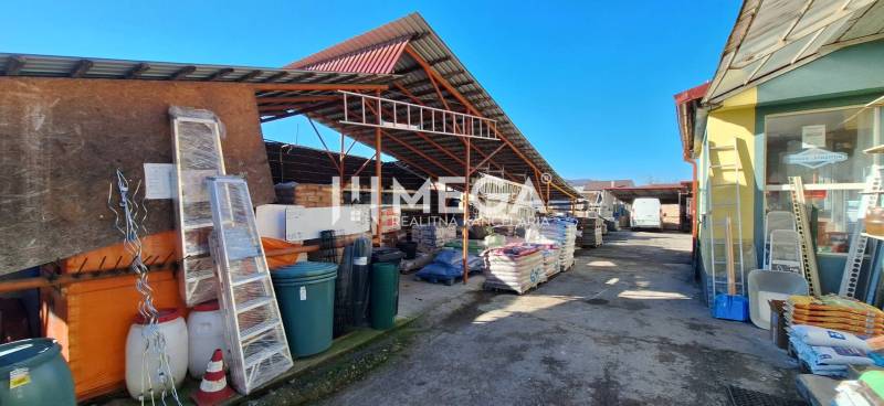 NA PREDAJ  Zabehnutá prevádzka v obci Kamenica nad Cirochou - Exteriér obchodných priestorov na Osloboditeľov 193, Kamenica nad Cirochou, rôznorodý stavebný materiál.