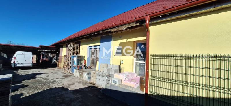 NA PREDAJ  Zabehnutá prevádzka v obci Kamenica nad Cirochou - Budova s červenou strechou a sklad materiálu na Osloboditeľov 193, Kamenica nad Cirochou.