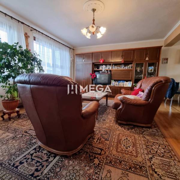 SKVELÁ CENA - výnimočný  rodinný dom, Kamenica nad Cirochou - Obývačka v rodinnom dome s koženými kreslami, kobercom a podlahou s dreveným dekorom.