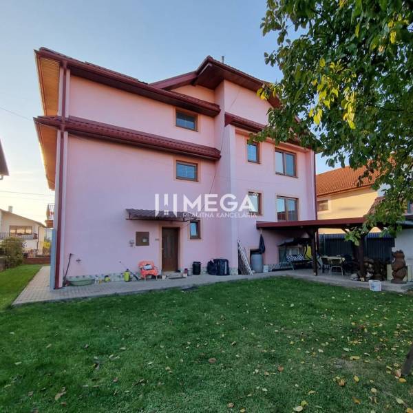 SKVELÁ CENA - výnimočný  rodinný dom, Kamenica nad Cirochou - Rodinný dom v Kamenici nad Cirochou s ružovou fasádou a udržiavanou záhradou.