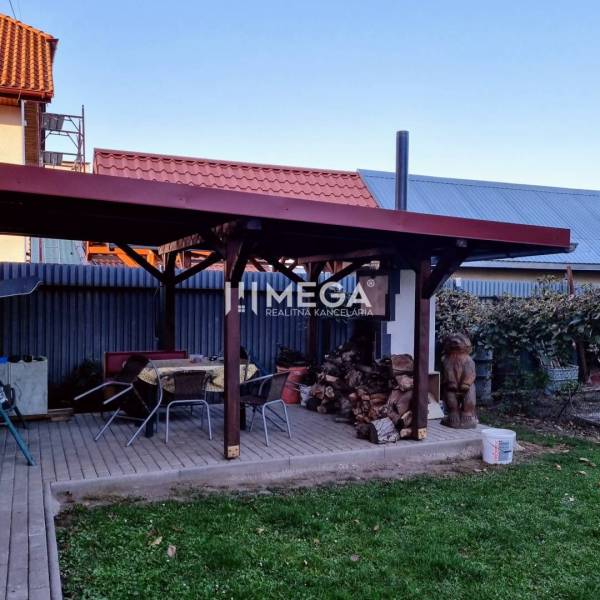 SKVELÁ CENA - výnimočný  rodinný dom, Kamenica nad Cirochou - Zastrešená terasa so stolom a stoličkami pri rodinnom dome v Kamenici nad Cirochou.