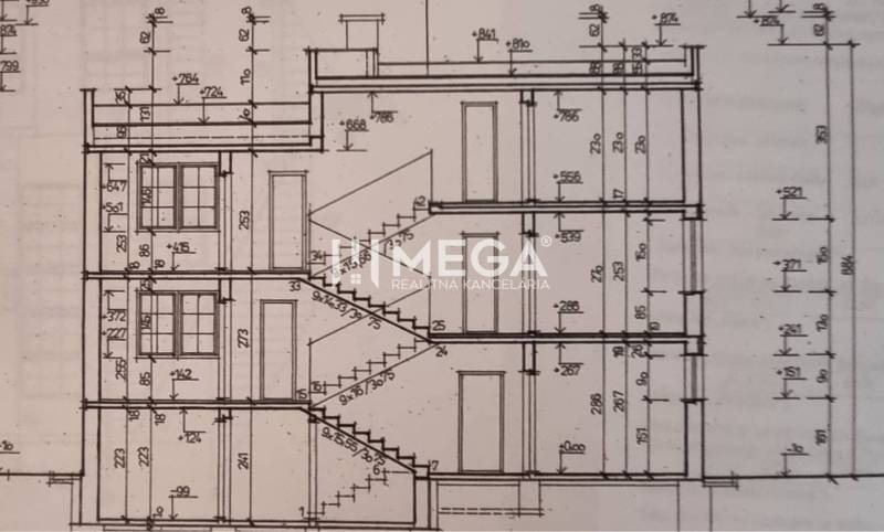 SKVELÁ CENA - výnimočný  rodinný dom, Kamenica nad Cirochou - Architektonický plán rodinného domu so schodiskom a rozmermi jednotlivých priestorov.