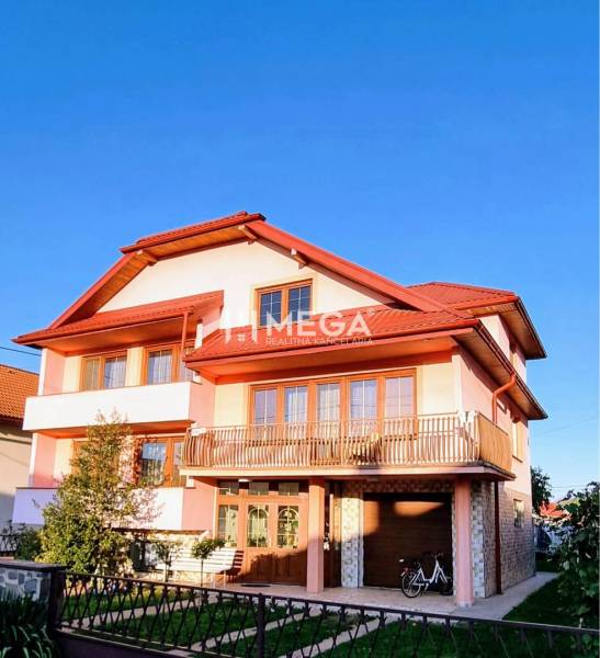 SKVELÁ CENA - výnimočný  rodinný dom, Kamenica nad Cirochou - Trojetážny rodinný dom v Kamenici nad Cirochou so záhradou a drevenými doplnkami.