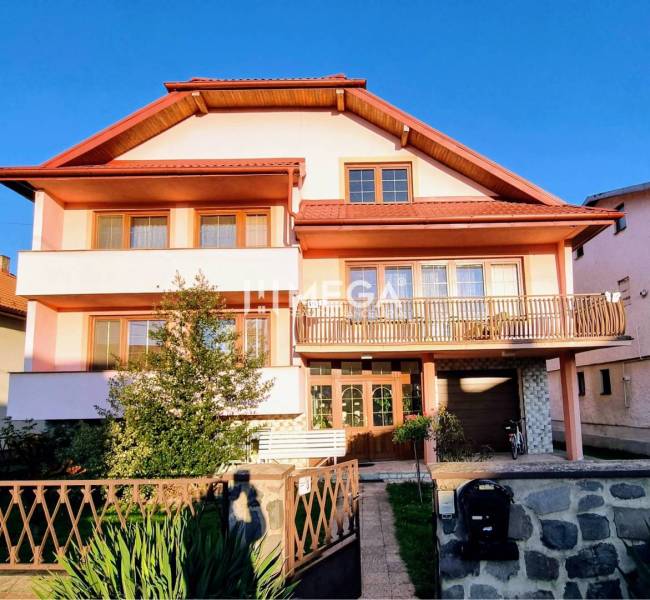 SKVELÁ CENA - výnimočný  rodinný dom, Kamenica nad Cirochou - Rodinný dom v Kamenici nad Cirochou so slnečnou fasádou, balkónom a záhradou.