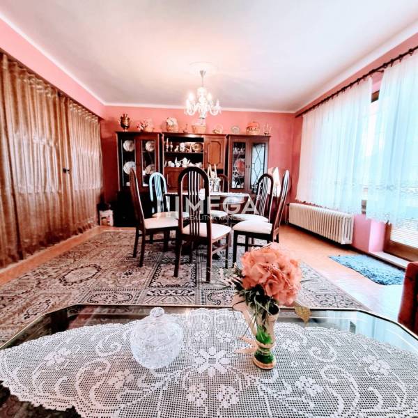 SKVELÁ CENA - výnimočný  rodinný dom, Kamenica nad Cirochou - Jedáleň v rodinnom dome s jedálenským stolom, kobercom a dekoráciami v teplých farbách.