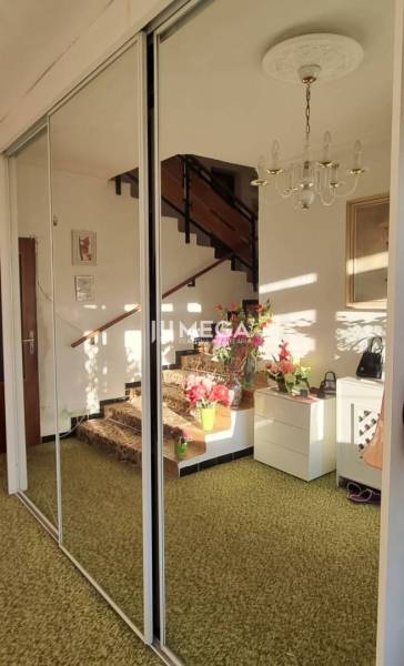 SKVELÁ CENA - výnimočný  rodinný dom, Kamenica nad Cirochou - Chodba v rodinnom dome so zrkadlovou skriňou a schodiskom zdobením kvetmi.