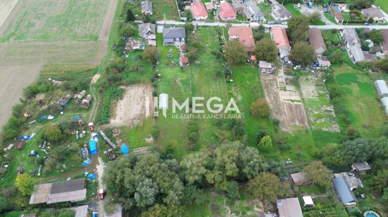 NA PREDAJ stavebný pozemok, Veľká Ida - Gomboš, KE - okolie - Letecký pohľad na záhrady a domy v oblasti Veľká Ida, Gomboš, určené na bývanie.