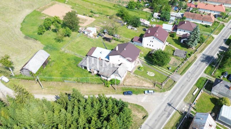 EXKLUZÍVNE NA PREDAJ: Rozsiahly pozemok, Ondavské Matiašovce - Letecký pohľad na pozemky na bývanie v Ondavských Matiašovciach s vidieckou architektúrou.