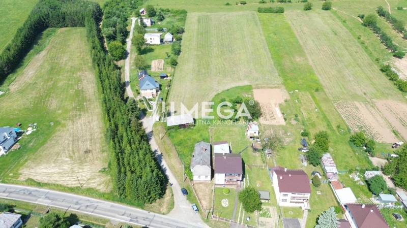 EXKLUZÍVNE NA PREDAJ: Rozsiahly pozemok, Ondavské Matiašovce - Letecký pohľad na Pozemky - bývanie v Ondavských Matiašovciach, obklopené rozľahlými poliami a domami.