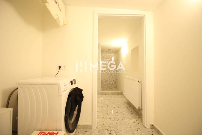 NA PRENÁJOM: Kancelárske priestory + 3-izbový apartmán – Košice - Práčovňa v budove s práčkou a mramorovou podlahou.