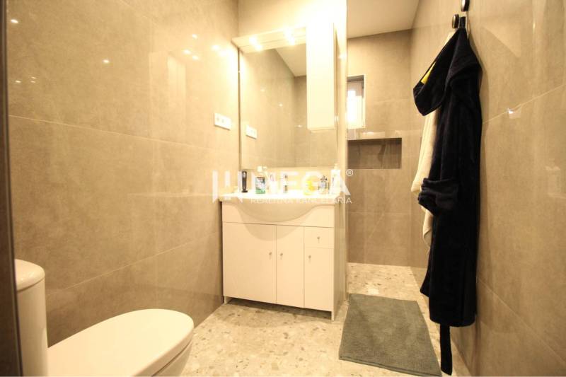 NA PRENÁJOM: Kancelárske priestory + 3-izbový apartmán – Košice - Kúpeľňa so sprchovacím kútom, umývadlom a závesnými uterákmi v Budove.
