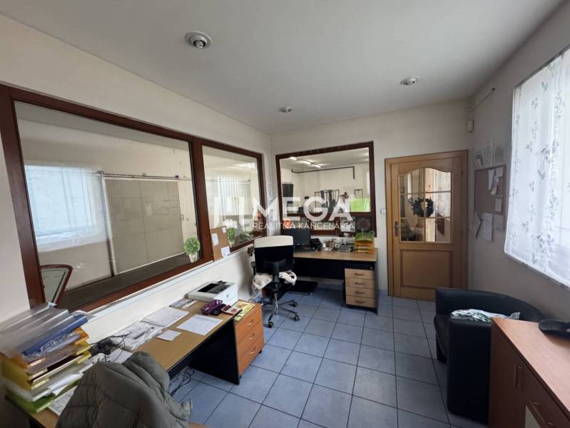 NA PREDAJ: OBJEKT VHODNÝ NA PODNIKANIE-SKLADOVANIE A SLUŽBY - Kancelária so stolom, dokumentmi a stoličkou v priestoroch Sklady a haly.