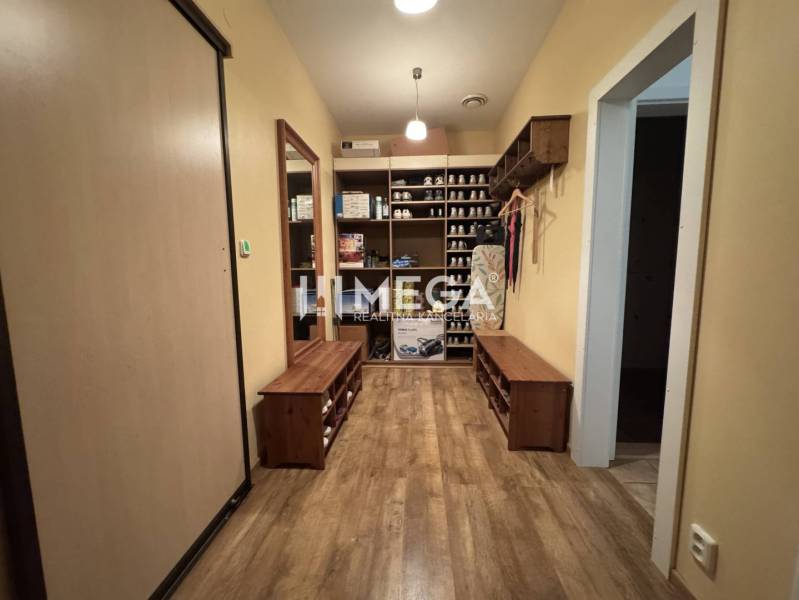 NA PREDAJ: OBJEKT VHODNÝ NA PODNIKANIE-SKLADOVANIE A SLUŽBY - Chodba s policami, drevené lavičky, podlaha s dreveným dekorom, Sklady a haly.