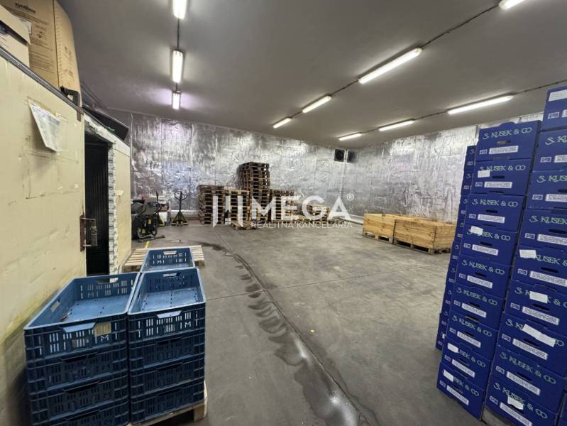 NA PREDAJ: OBJEKT VHODNÝ NA PODNIKANIE-SKLADOVANIE A SLUŽBY - Sklady a haly s úložnými boxmi a paletami na betónovej podlahe, Košice IV.