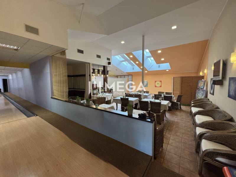 NA PREDAJ: OBJEKT VHODNÝ NA PODNIKANIE-SKLADOVANIE A SLUŽBY - Interiérová miestnosť so sedacím nábytkom a stolmi vedľa bowlingovej dráhy v Sklady a haly.