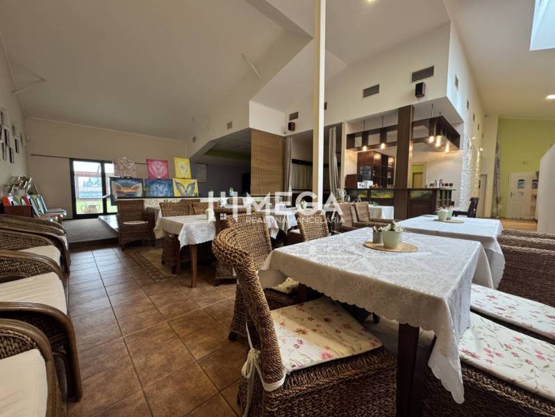 NA PREDAJ: OBJEKT VHODNÝ NA PODNIKANIE-SKLADOVANIE A SLUŽBY - Interiér s ratanovým nábytkom, stolmi s bielymi obrusmi a vystavenými obrazmi, Sklady a haly.