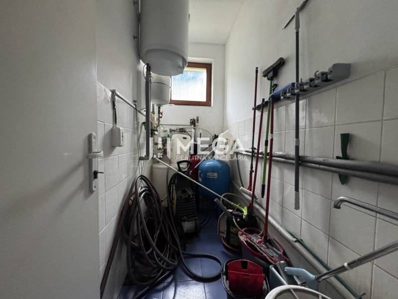 NA PREDAJ: OBJEKT VHODNÝ NA PODNIKANIE-SKLADOVANIE A SLUŽBY - Úložný priestor pre čistiace potreby s mopmi a vybavením pre sklady a haly.