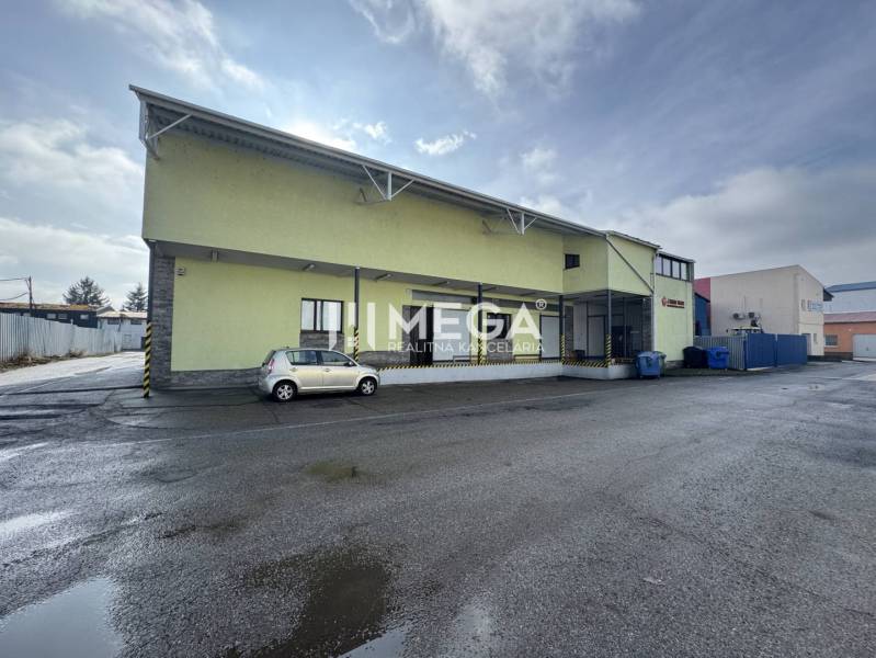 NA PREDAJ: OBJEKT VHODNÝ NA PODNIKANIE-SKLADOVANIE A SLUŽBY - Priemyselná budova v Košiciach IV, slúžiaca ako sklady a haly, parkovanie pred budovou.