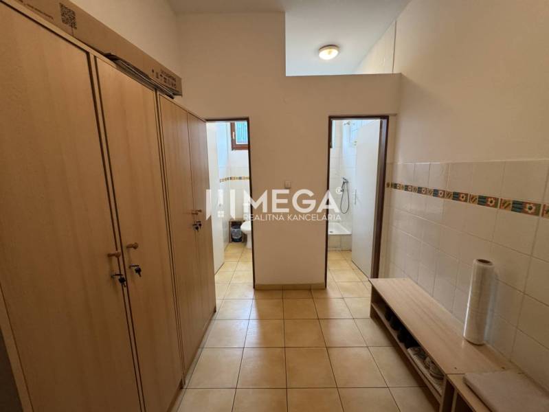 NA PREDAJ: OBJEKT VHODNÝ NA PODNIKANIE-SKLADOVANIE A SLUŽBY - Interiér so šatníkmi a kúpeľňou, podlaha s dreveným dekorom, biele obklady. Sklady a haly.