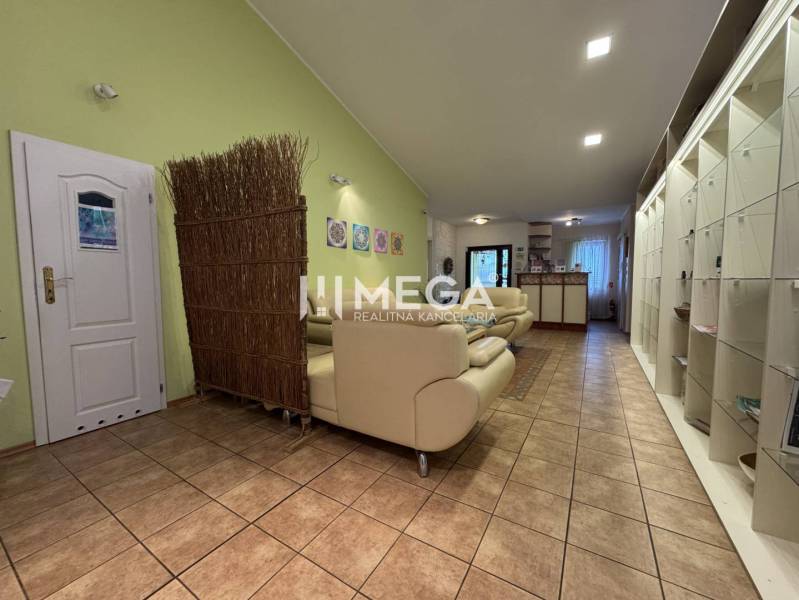 NA PREDAJ: OBJEKT VHODNÝ NA PODNIKANIE-SKLADOVANIE A SLUŽBY - Interiér Sklady a haly so sedačkami, zeleňou a dekoratívnymi policami.