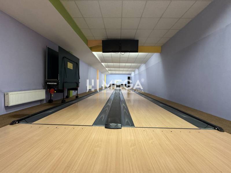 NA PREDAJ: OBJEKT VHODNÝ NA PODNIKANIE-SKLADOVANIE A SLUŽBY - Bowlingová dráha s podlahou s dreveným dekorom, súčasť interiéru Sklady a haly.