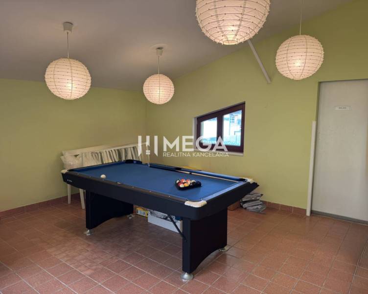 NA PREDAJ: OBJEKT VHODNÝ NA PODNIKANIE-SKLADOVANIE A SLUŽBY - Biliardový stôl v miestnosti Sklady a haly s tromi visiacimi lampami.