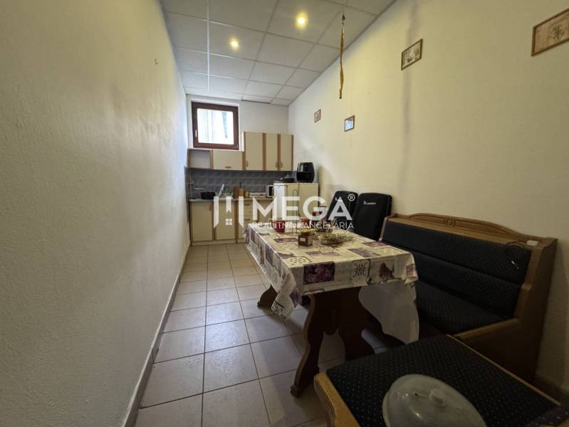 NA PREDAJ: OBJEKT VHODNÝ NA PODNIKANIE-SKLADOVANIE A SLUŽBY - Kuchynka s jedálenským kútom, lavicou a stolom v priestoroch Sklady a haly.