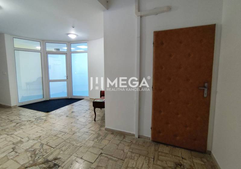 NA PRENÁJOM - kancelárske priestory v cente mesta Michalovce - Interiér kancelárie s kamennou podlahou a presklenými dverami.