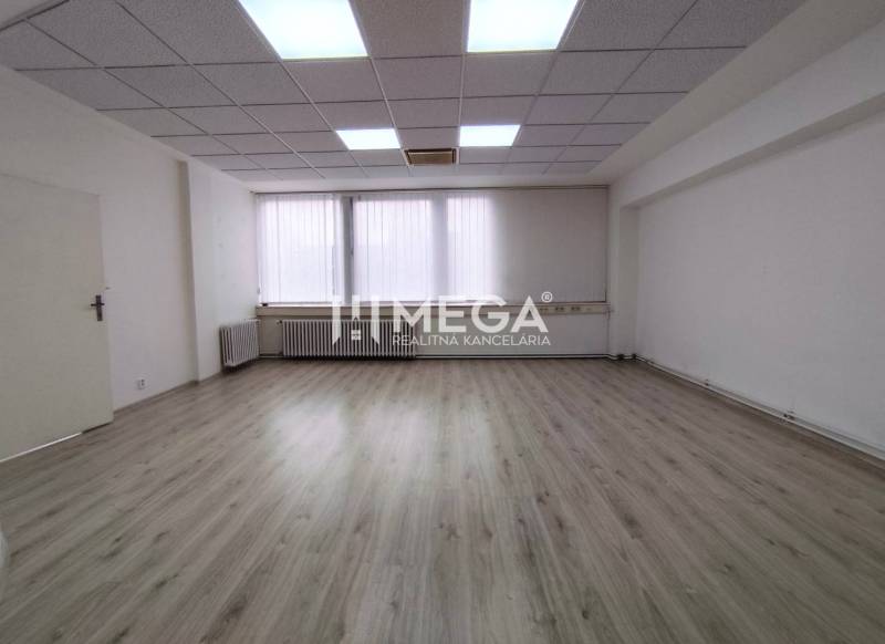 NA PRENÁJOM - kancelárske priestory v cente mesta Michalovce - Priestranné kancelárie s podlahou s dreveným dekorom a veľkými oknami pre prirodzené svetlo.
