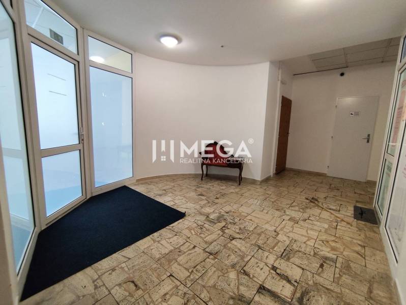 NA PRENÁJOM - kancelárske priestory v cente mesta Michalovce - Priestranná vstupná hala s kachľovou podlahou a sklenenými dverami v kanceláriách.