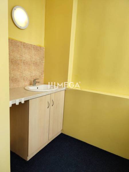 NA PRENÁJOM - kancelárske priestory v cente mesta Michalovce - Umývadlo s drevenou skrinkou a žltými stenami v kanceláriách.