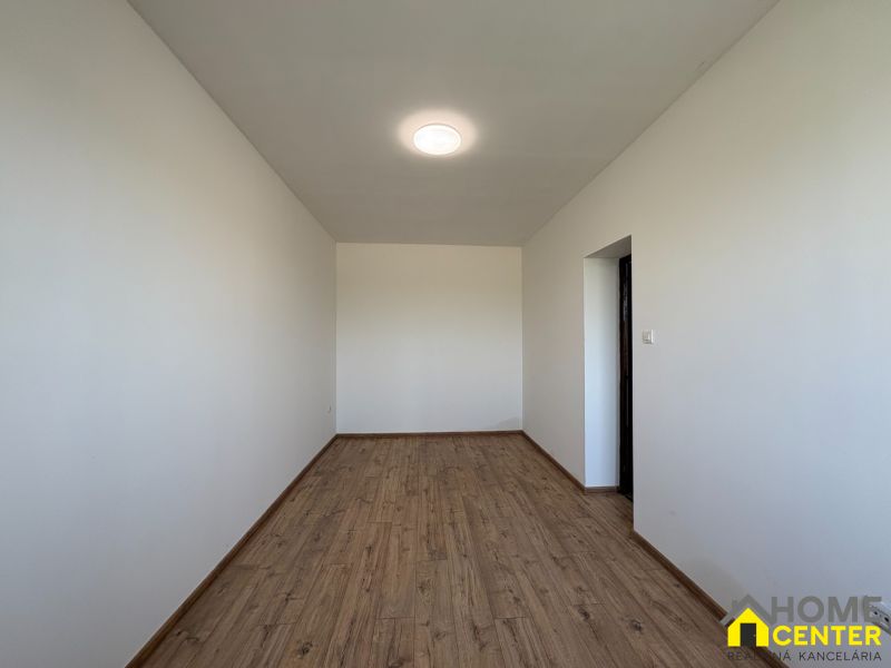 PREDAJ: Rodinný dom po rekonštrukcii /700 m2 pozemok/ Zemianska Olča - Rodinný dom s bielymi stenami a podlahou s dreveným dekorom.